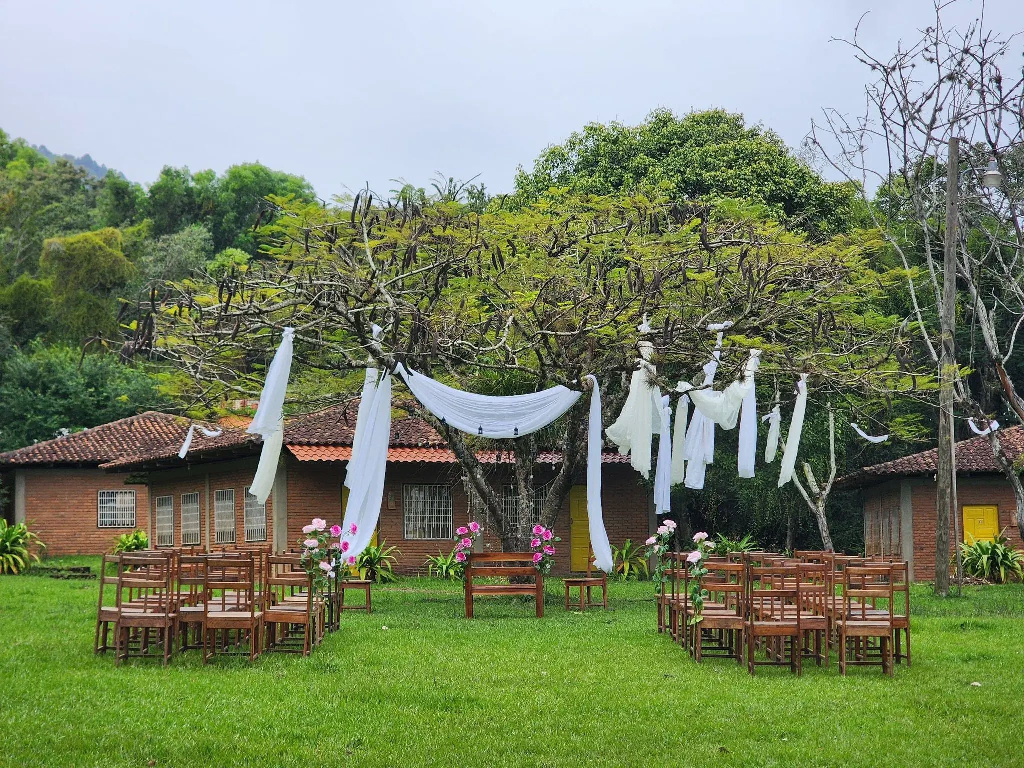 Ceremonia de boda al aire libre en el jardín
