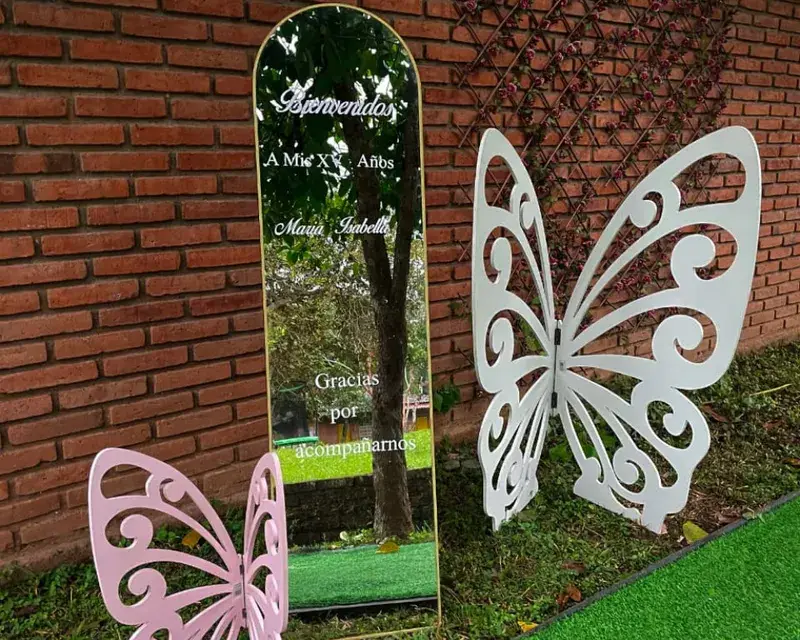 Decoración de mariposas para una celebración de XV años