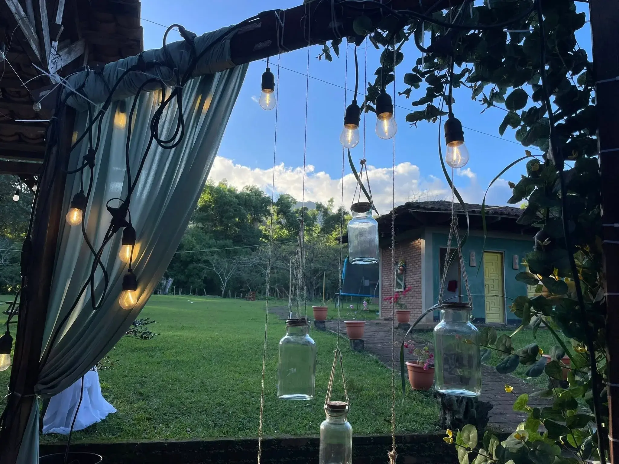 Decoración rústica en los jardines de Hotel El Pantano en Jalapa