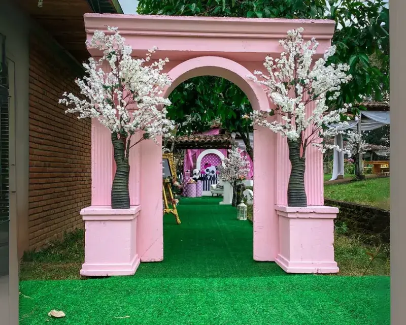 Entrada temática en rosa para una fiesta de XV años