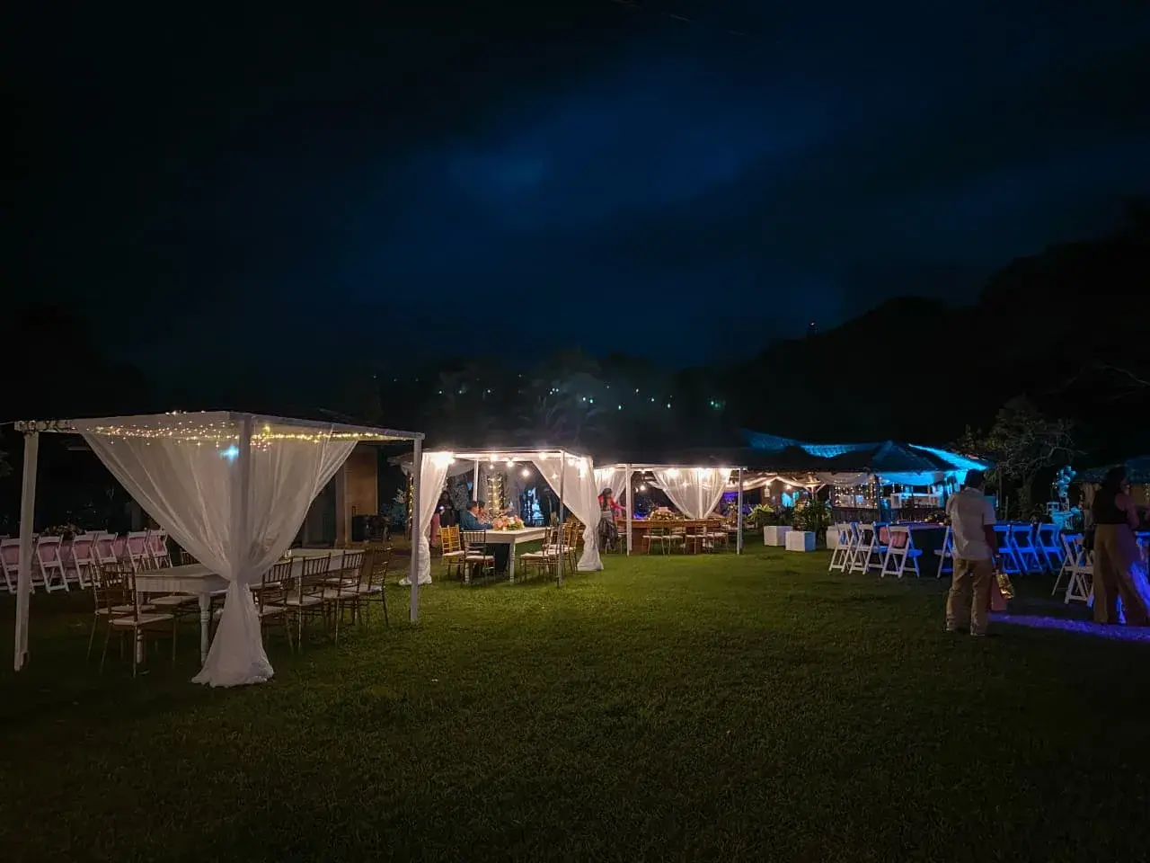 Carpas iluminadas durante un evento nocturno