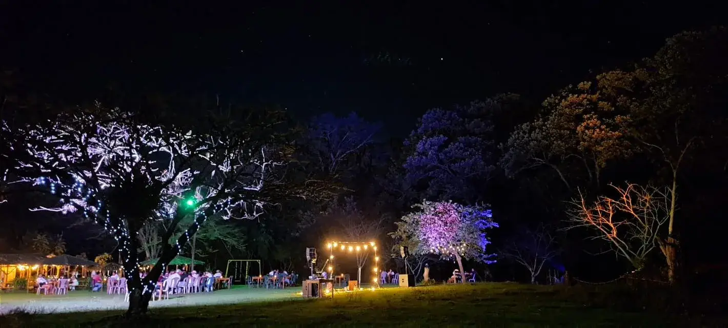 Salón de eventos iluminado durante una celebración nocturna