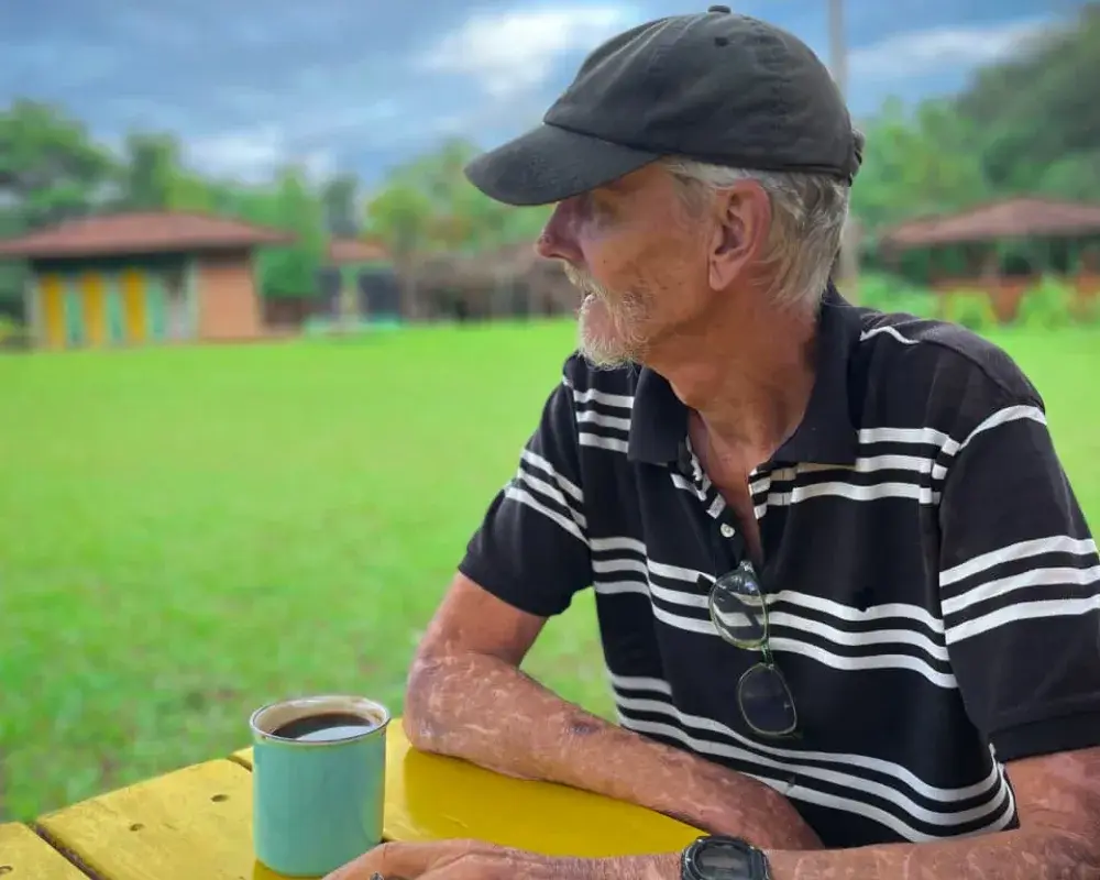 Wilhelmus Johannes Maria, fundador de Hotel El Pantano, tomando café