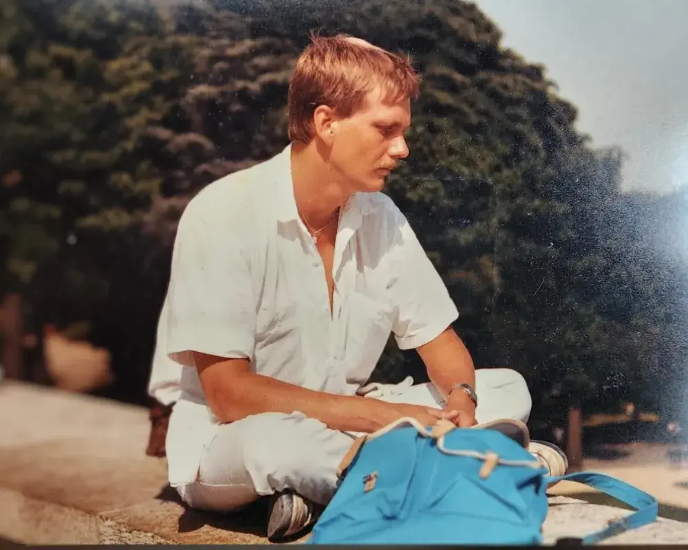 Wilhelmus Johannes Maria, fundador de Hotel El Pantano, sentado en los jardines
