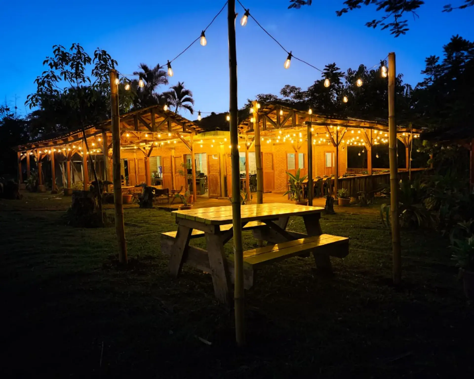 Los jardines iluminados de Hotel El Pantano al anochecer, en Jalapa, Nueva Segovia