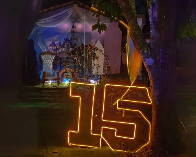 Letrero de neón personalizado en una fiesta de XV años