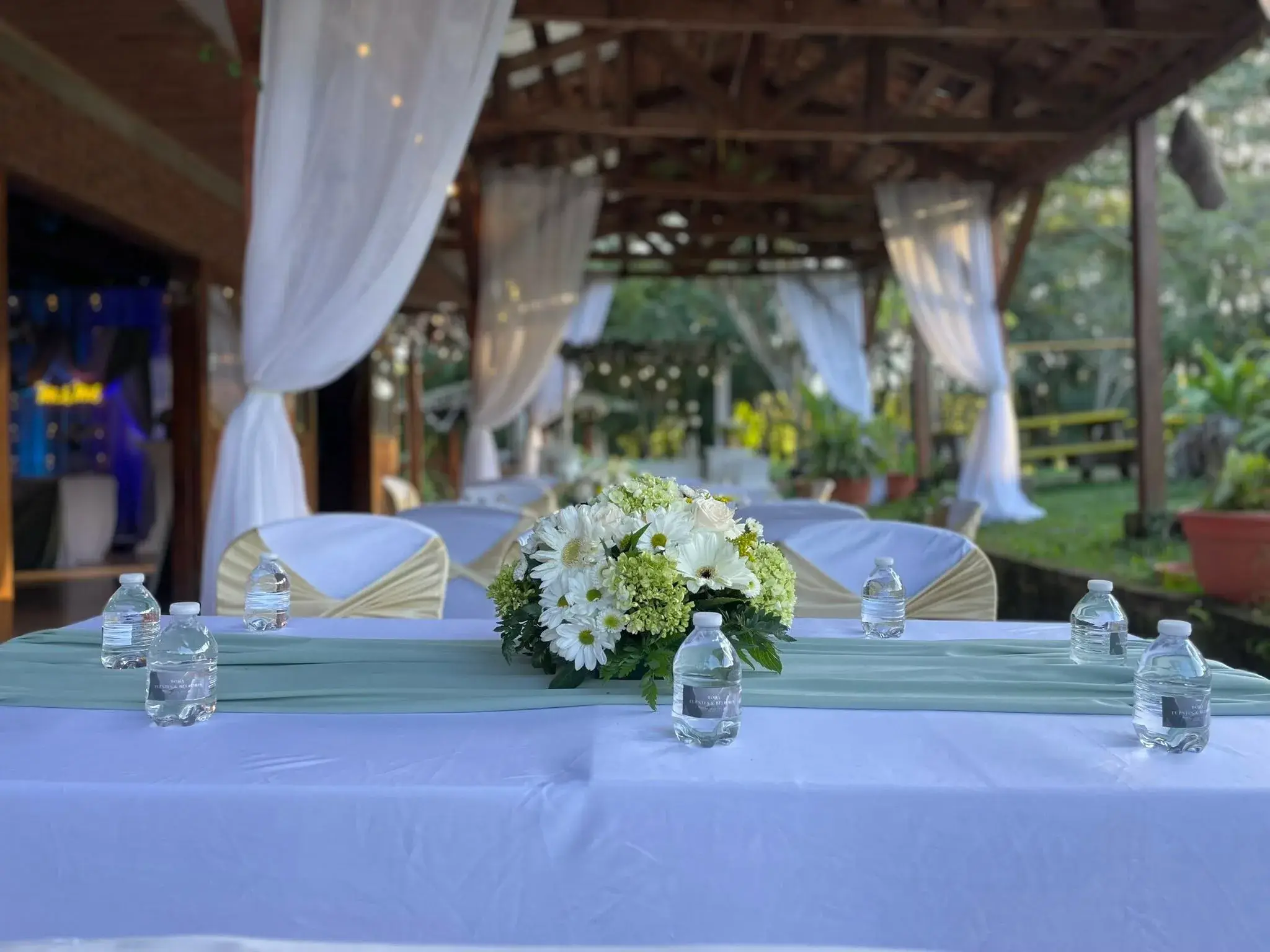 Mesa principal de boda decorada con flores blancas