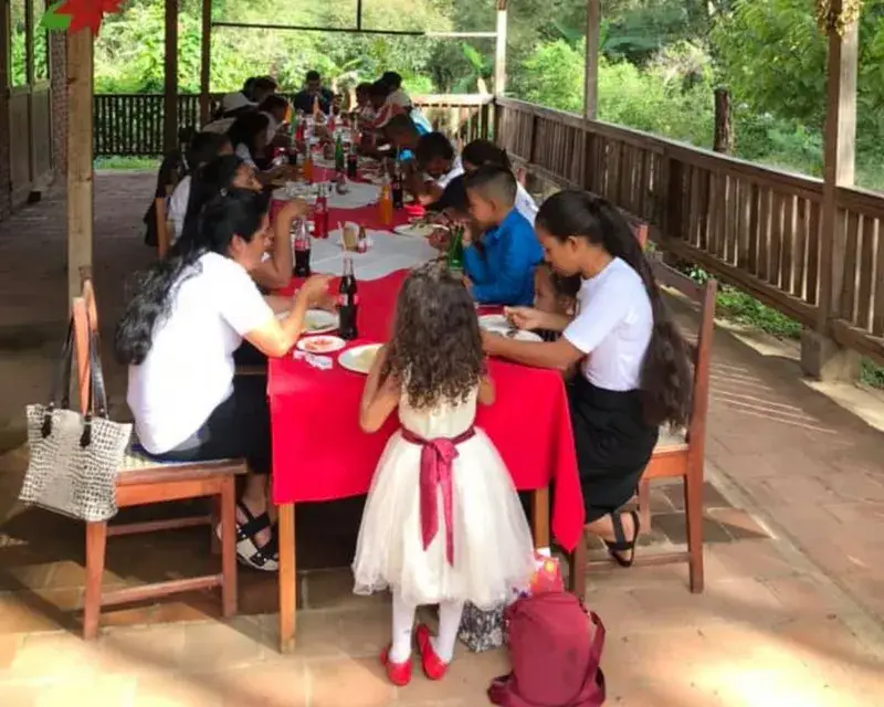 Familias compartiendo la mesa en el restaurante de Hotel El Pantano