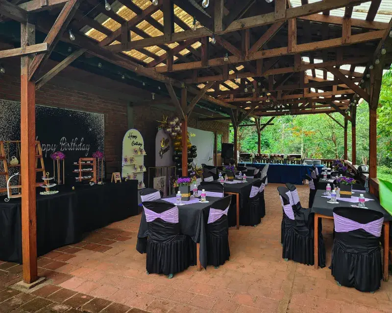 Salón montado en tonos morados para un cumpleaños