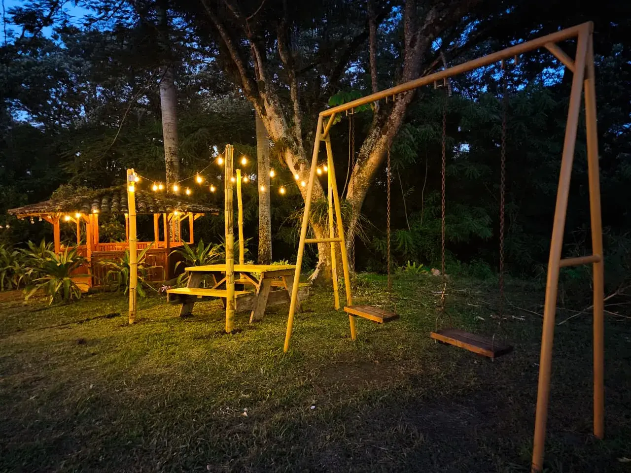 Zona recreativa con columpios rodeada de áreas verdes en Hotel El Pantano