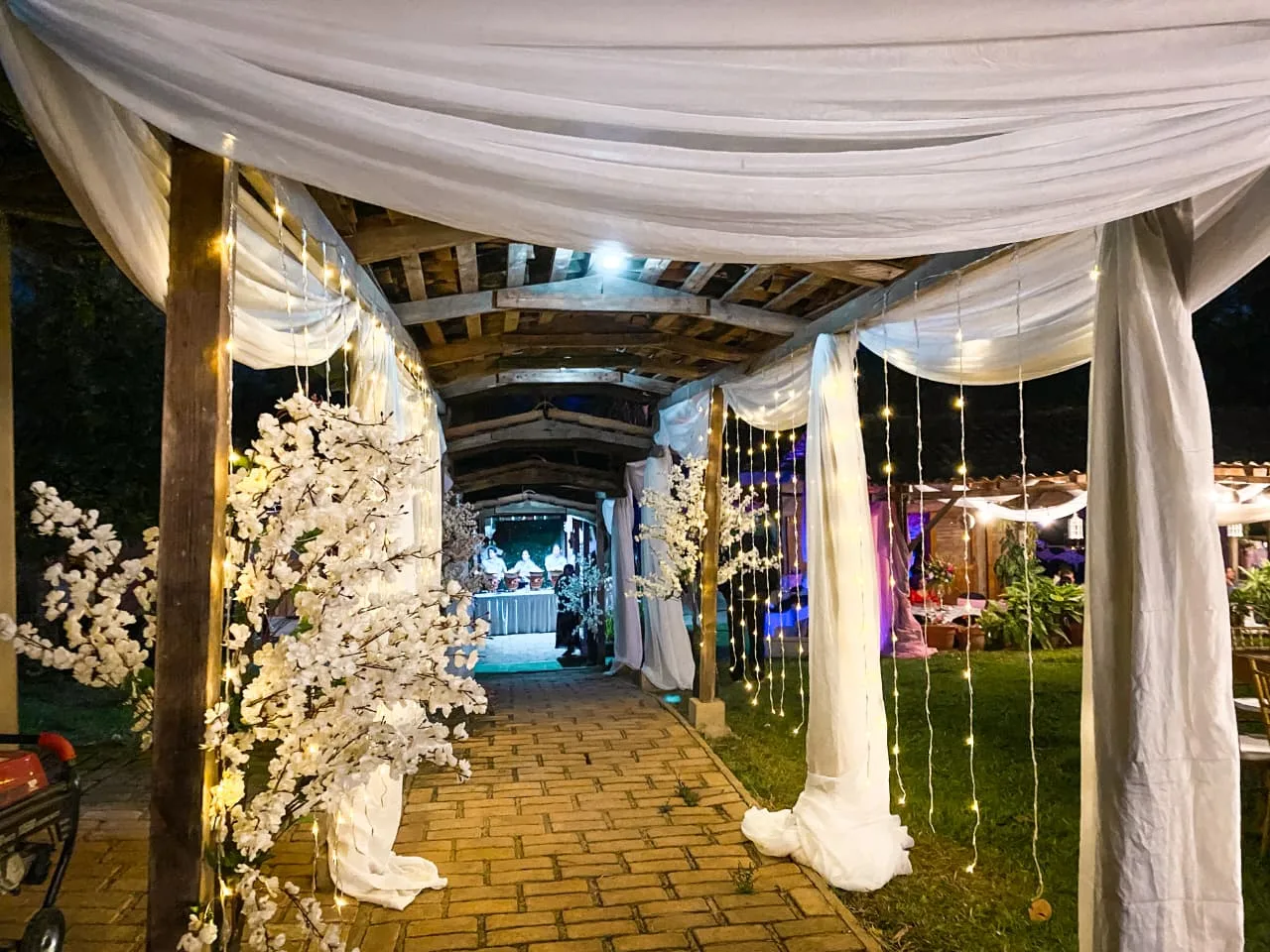 Pasillo decorado con flores