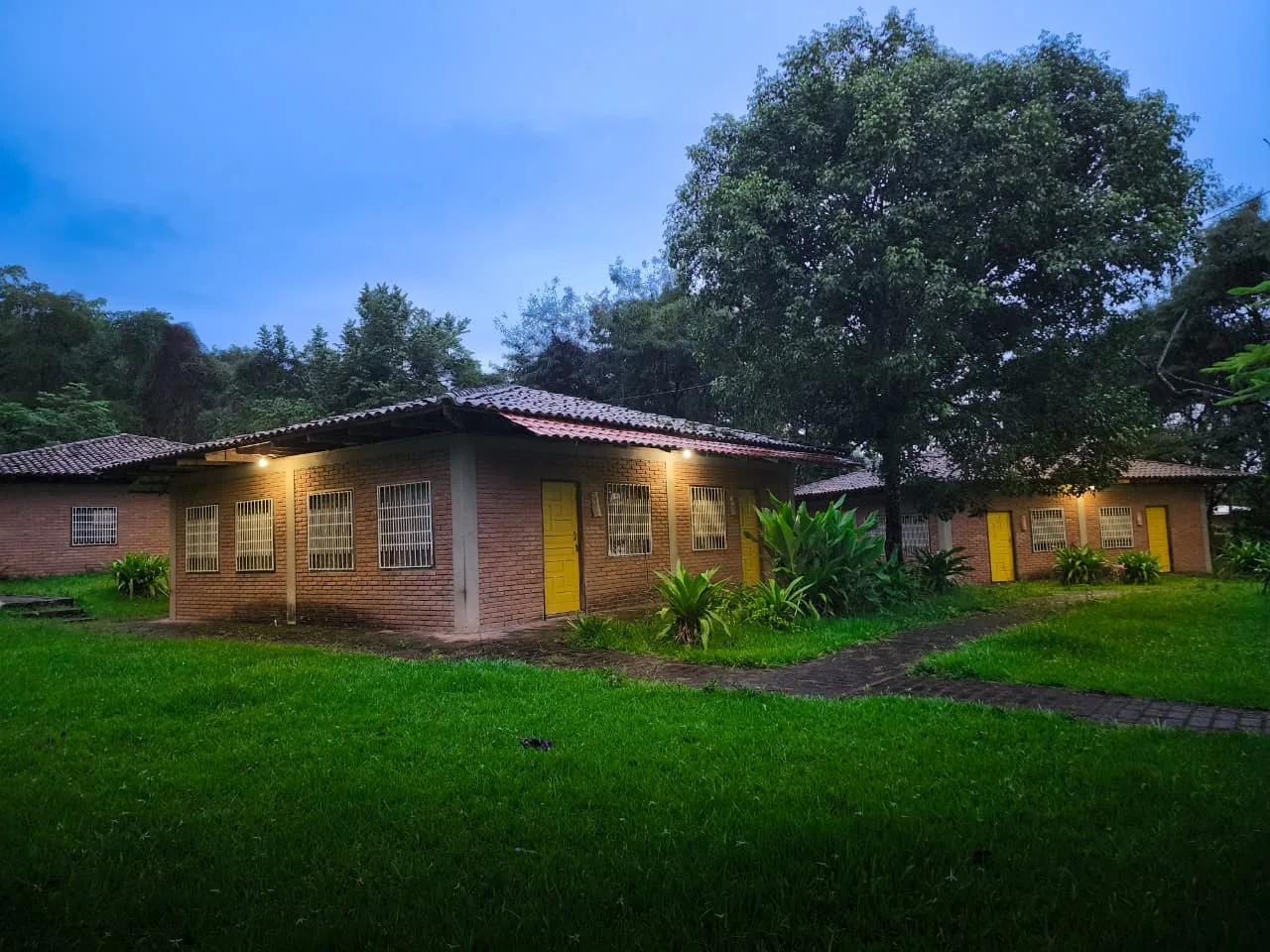 Cabanas exterior nocturno