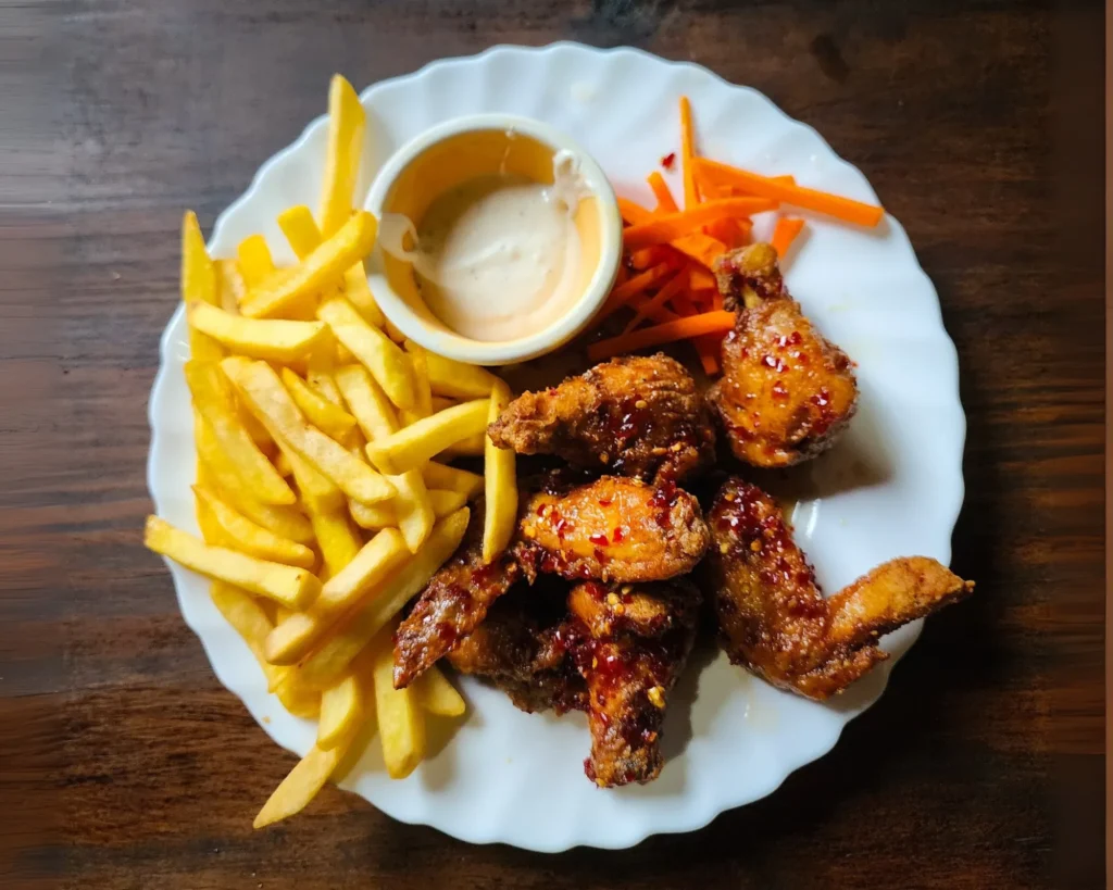 Plato de alitas de pollo crujientes en salsa, una de las especialidades del restaurante de Hotel El Pantano.