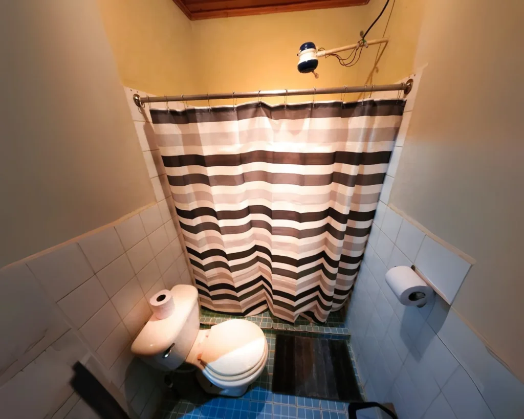 Baño privado y limpio con ducha y agua caliente en una habitación de Hotel El Pantano, Jalapa.