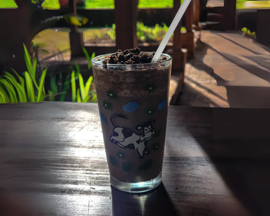 Cremoso batido de Oreo con crema batida, un postre popular para toda la familia en el restaurante de Hotel El Pantano.