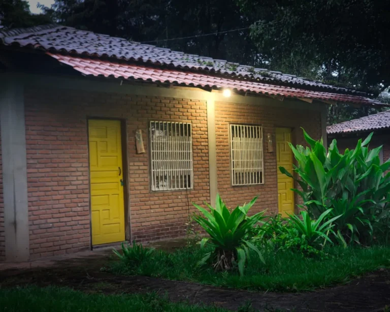 Detalle de la fachada de estilo rústico en una de las cómodas habitaciones del Hotel El Pantano en Jalapa.