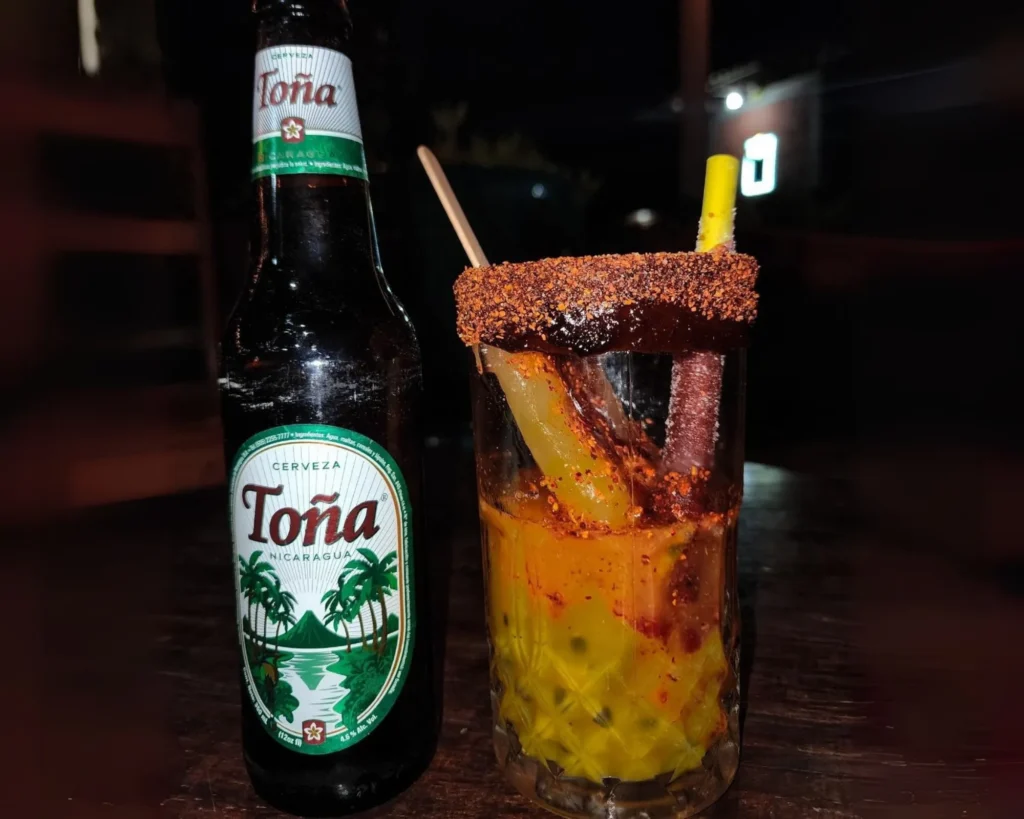 Vaso de una michelada fría y escarchada, la bebida insignia del bar en Hotel El Pantano, Jalapa.